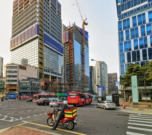 Rascacielos y tráfico de coches en el distrito de Jongno en Seúl — Foto de Stock