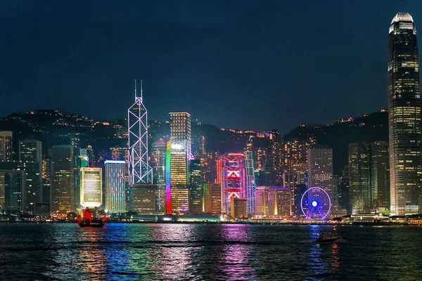 홍콩의 빅토리아 항구에 스카이 라인 — 스톡 사진