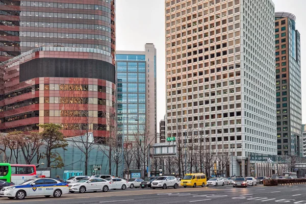 Gratte-ciel et voitures dans le quartier de Jung Séoul — Photo