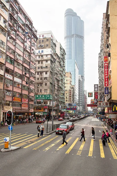 Gratte-ciel et les gens à Nathan Road de Kowloon Hong Kong — Photo