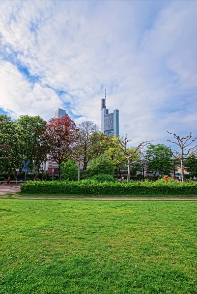 Rascacielos de centro financiero y de negocios en Frankfurt — Foto de Stock