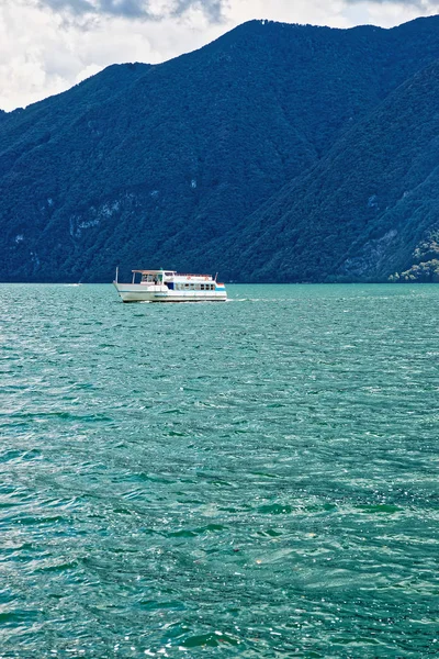 Pequeno navio de passageiros no passeio marítimo em Lugano Ticino Suíça — Fotografia de Stock