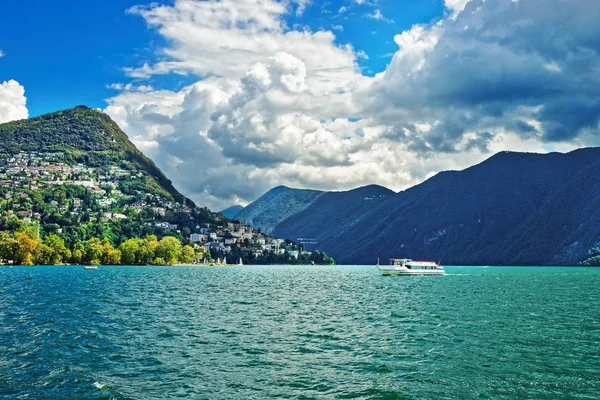 Pequeño barco de pasajeros en el paseo marítimo Lugano Ticino Suiza —  Fotos de Stock