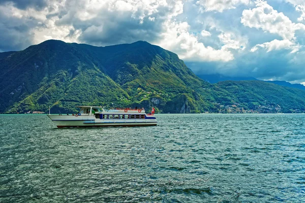 Piccola nave passeggeri sul lungomare di Lugano Ticino, Svizzera — Foto Stock