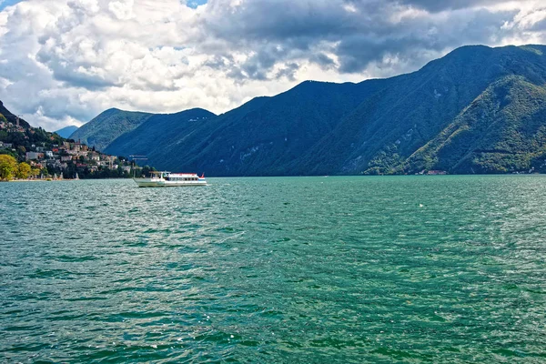 Piccola nave passeggeri sul lungomare di Lugano in Ticino Svizzera — Foto Stock