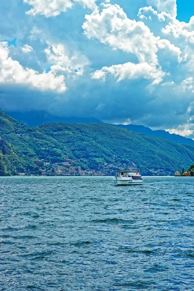 Pequeno navio de passageiros no passeio marítimo de Lugano Ticino da Suíça — Fotografia de Stock