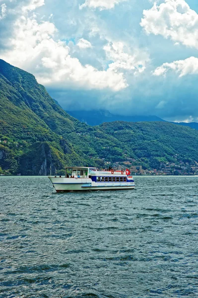 Pequeño barco de pasajeros en el paseo marítimo de Lugano en Ticino Suiza — Foto de Stock