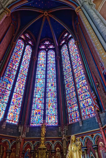 Glasraam bij Amiens kathedraal Notre Dame Picardie — Stockfoto