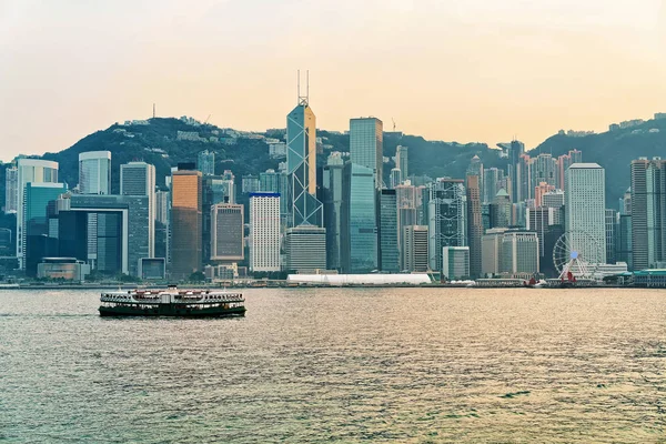 해질녘 홍콩에 빅토리아 항구에서 스타 페리 — 스톡 사진