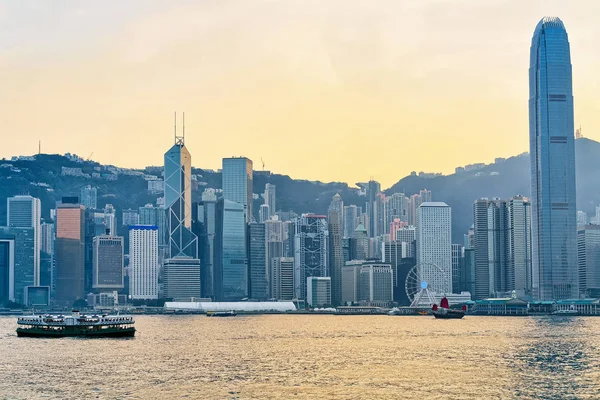 天星小轮在香港维多利亚港湾日落时分 — 图库照片