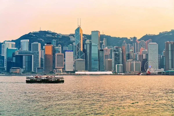 해질녘에 빅토리아 항구의 홍콩 스타 페리 — 스톡 사진