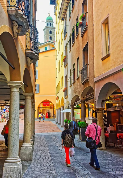 通り、教会の聖ロッコ ルガーノ ティチーノ スイス — ストック写真