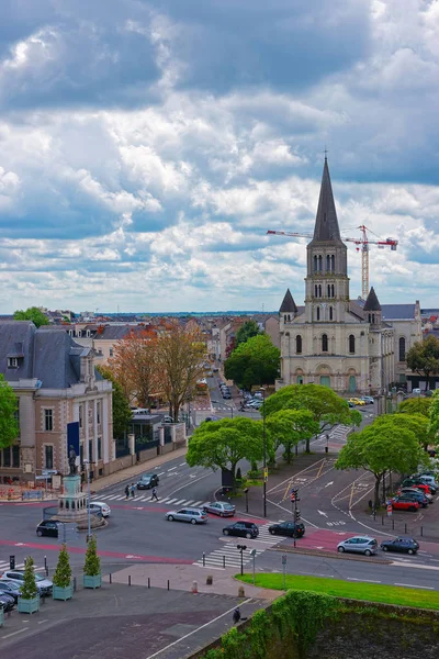 Street a St Laud kostel v Angers v údolí Loiry — Stock fotografie