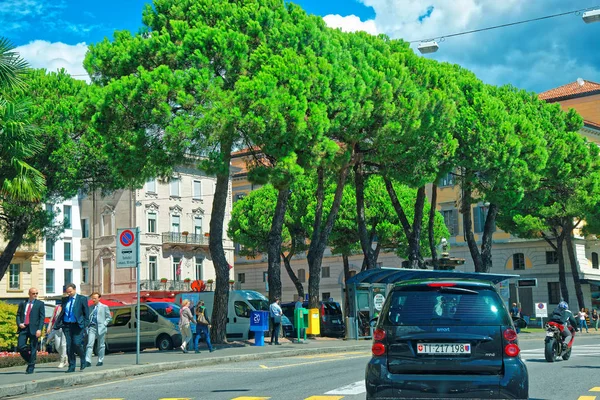Calle en el centro de la ciudad en Lugano Ticino en Suiza — Foto de Stock
