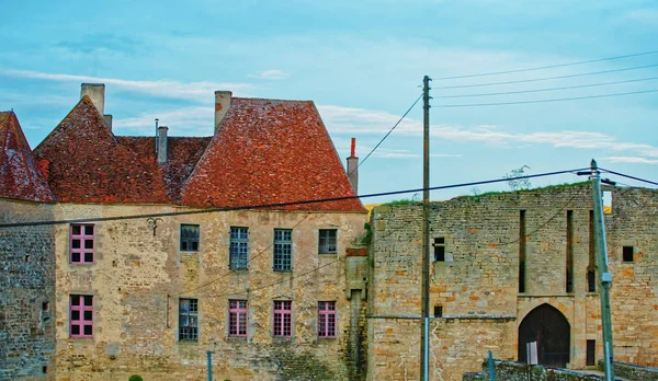 Вулиця Avallon в регіоні Бургундія Франш Comte у Франції — стокове фото