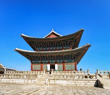 Taht salonu ve insanlar de Seul Gyeongbokgung Sarayı