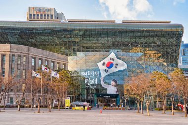 Belediye Binası ve Seul Plaza insanlara