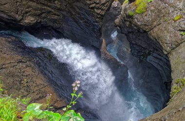 İsviçre'nin Bern Kanton Lauterbrunnen Vadisi Trummelbach düşüyor