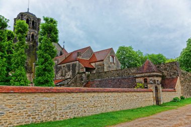 Vezelay Abbey adlı Bourgogne Franche Comte Fransa avluda