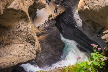 Lauterbrunnen Vadisi İsviçre'nin Bern Kanton'da Trummelbach düşüyor