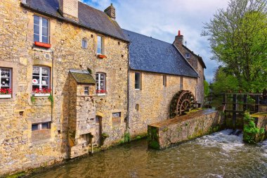 Su değirmeni ve Aure nehir Bayeux Normandy Fransa