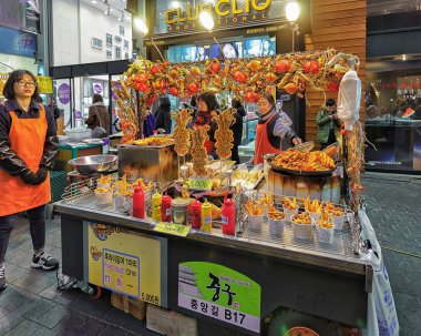 Myeongdong açık sokak pazarında Seul deniz ürünleri satan kadın