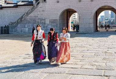 Gyeongbokgung Sarayı Seul geleneksel elbise genç kız