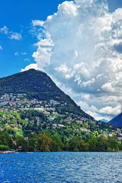 Casas suíças no Lago Lugano e montanhas dos Alpes Ticino Suíça — Fotografia de Stock