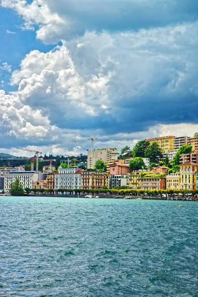 Case svizzere sul Lago di Lugano e montagne in Ticino Svizzera — Foto Stock
