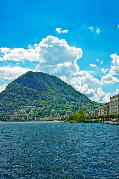 Case svizzere sul Lago di Lugano e Alpi Ticino — Foto Stock