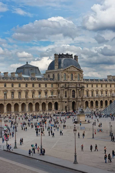 Turistas en el Palacio del Louvre de París —  Fotos de Stock
