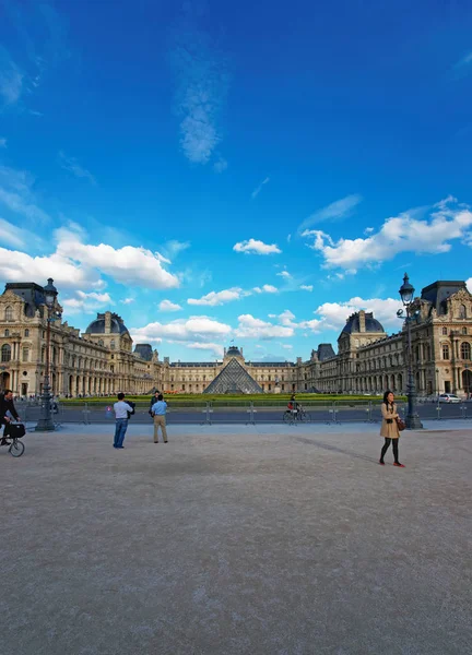 Turistas en la Pirámide del Louvre y el Palacio del Louvre en París —  Fotos de Stock