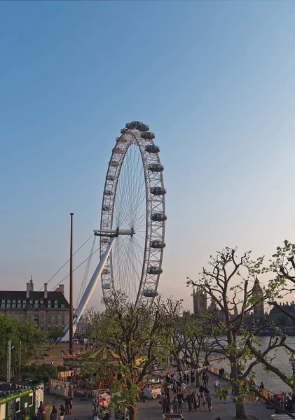 Turistas no aterro perto de London Eye e County Hall — Fotografia de Stock