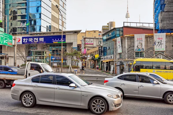 Trafic et gratte-ciel dans le quartier Jongno de Séoul — Photo