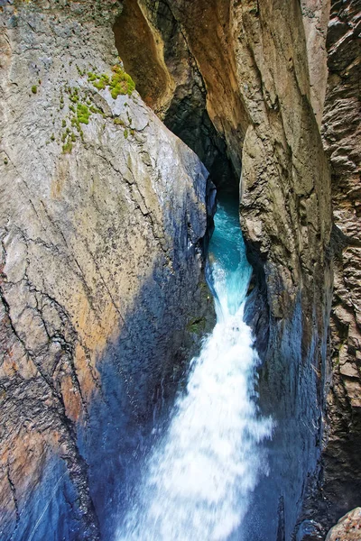 Queda de Trummelbach em Lauterbrunnen no cantão de Berna, na Suíça — Fotografia de Stock