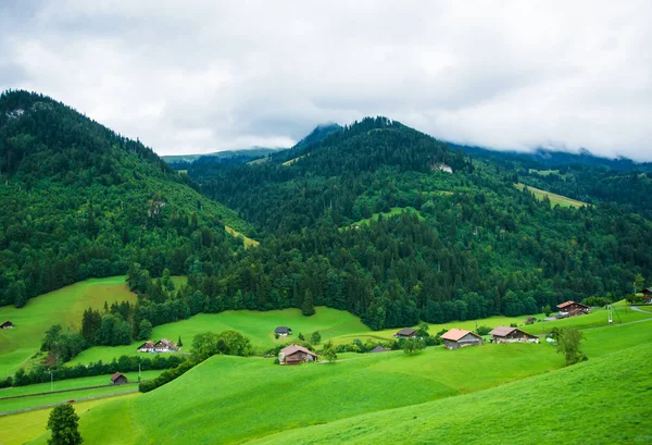 Villaggio a Boltigen al Passo Jaun a Friburgo in Svizzera — Foto Stock