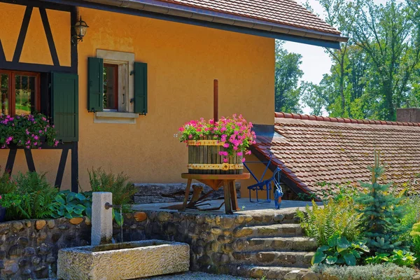 Деревенский дом в Ивердоне в Швейцарии — стоковое фото