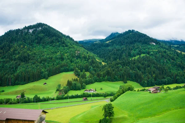 Villaggio a Boltigen al Passo Jaun a Friburgo in Svizzera — Foto Stock