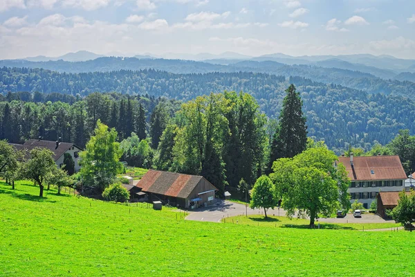 By i Turbenthal av Winterthur i Zürich kanton i Schweiz — Stockfoto