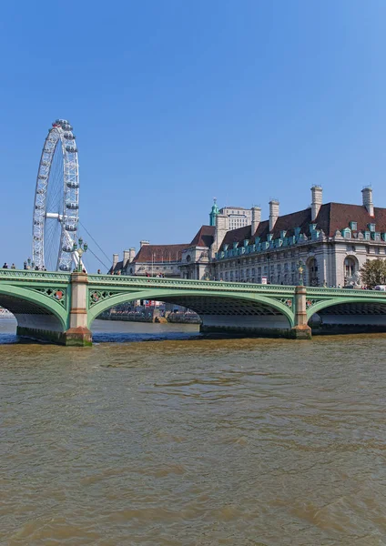 Лондонське око Вестмінстерський міст і County Hall на Річка Темза — стокове фото