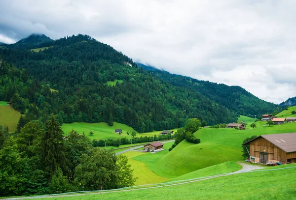 Pueblo de Boltigen en Jaun Pass en Friburgo de Suiza — Foto de Stock
