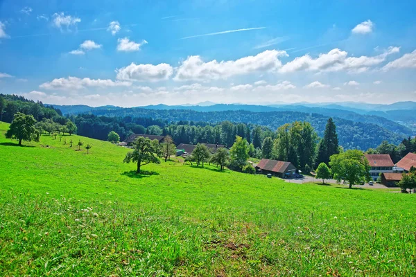 By i Turbenthal i Winterthur i Zürich kanton i Schweiz — Stockfoto