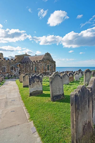 Whitby Churchyard y Cementerio en Yorkshire del Norte Reino Unido — Foto de Stock