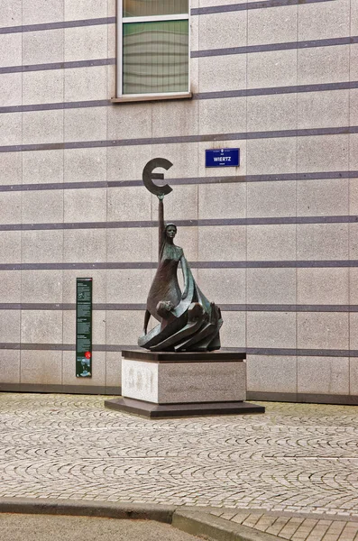 ドイツのミュンヘンの中心部でユーロ記号を保持している女性 — ストック写真