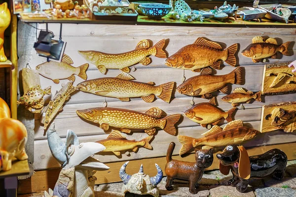 Trä fisk statyer hängande på Riga julmarknad utmärker Lettland — Stockfoto