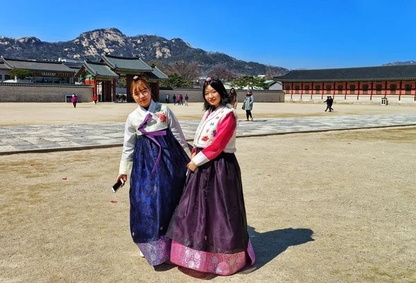 Chicas jóvenes en trajes tradicionales en Gyeongbokgung Palace en Seúl — Foto de Stock
