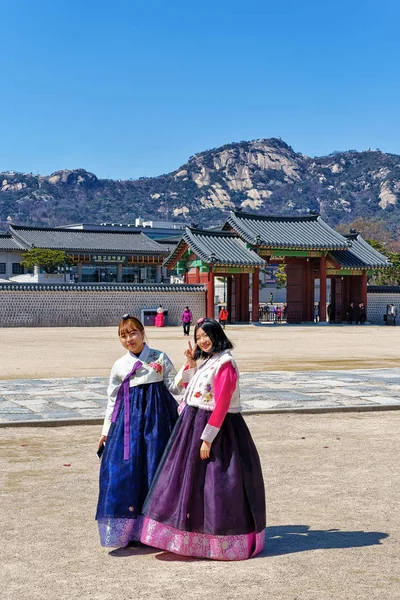 Chicas jóvenes en vestidos tradicionales en Gyeongbokgung Palace en Seúl — Foto de Stock
