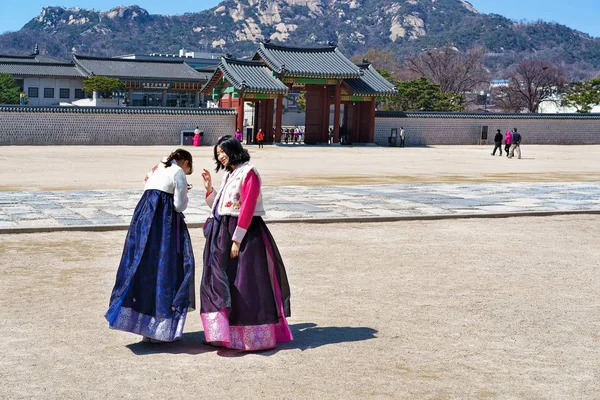 Chicas jóvenes con vestidos tradicionales en Gyeongbokgung Palace Seúl — Foto de Stock
