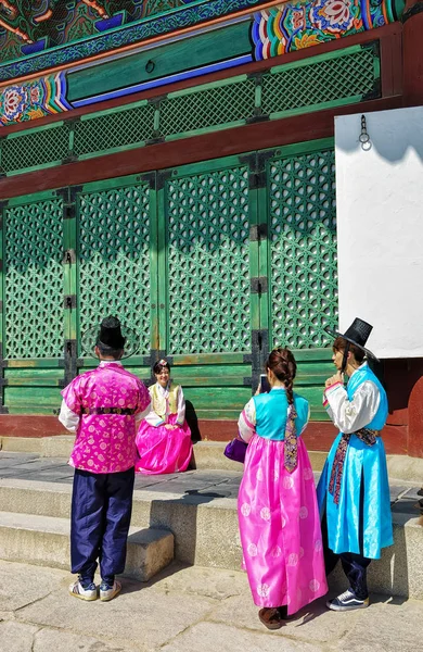 Jóvenes con trajes tradicionales en Gyeongbokgung Palace Seúl — Foto de Stock