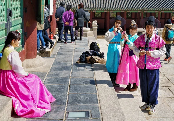 Jóvenes con trajes tradicionales coreanos en Gyeongbokgung Palace Seúl — Foto de Stock